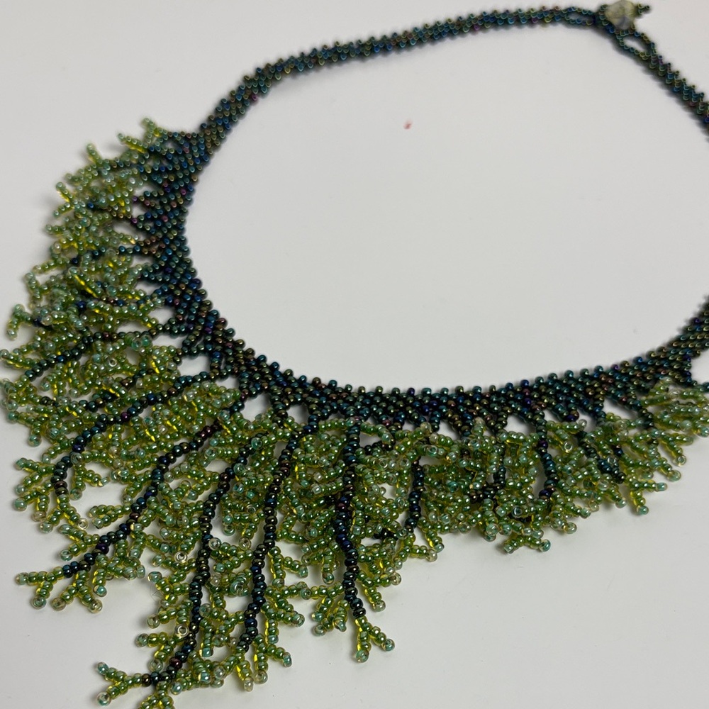 Elegant Green Beaded Necklace - Picture 5 of 9